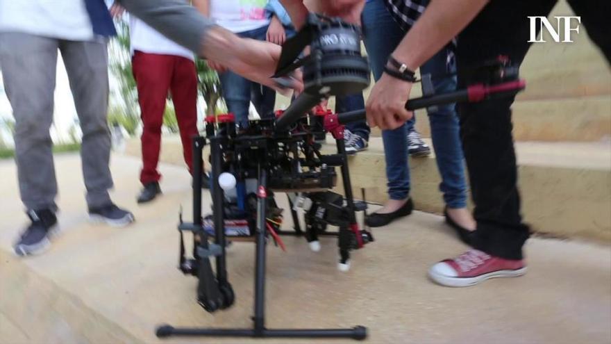 Alumnos trabajan en un brazo robótico, un robot humanoide y un cubo de led
