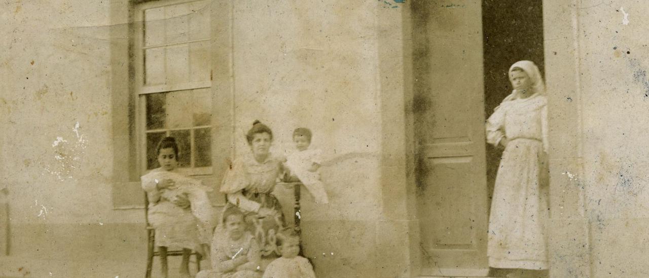 Dolores Paz y Pineda con sus hijos en San Lorenzo, en una fotografía de 1906. | | FEDAC