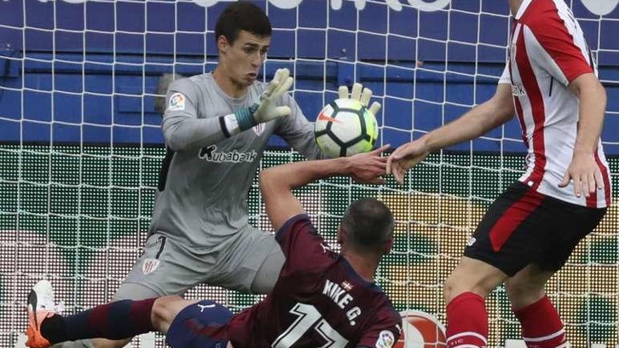 Kepa, del Athletic, detiene el balón. // Juan Herrero