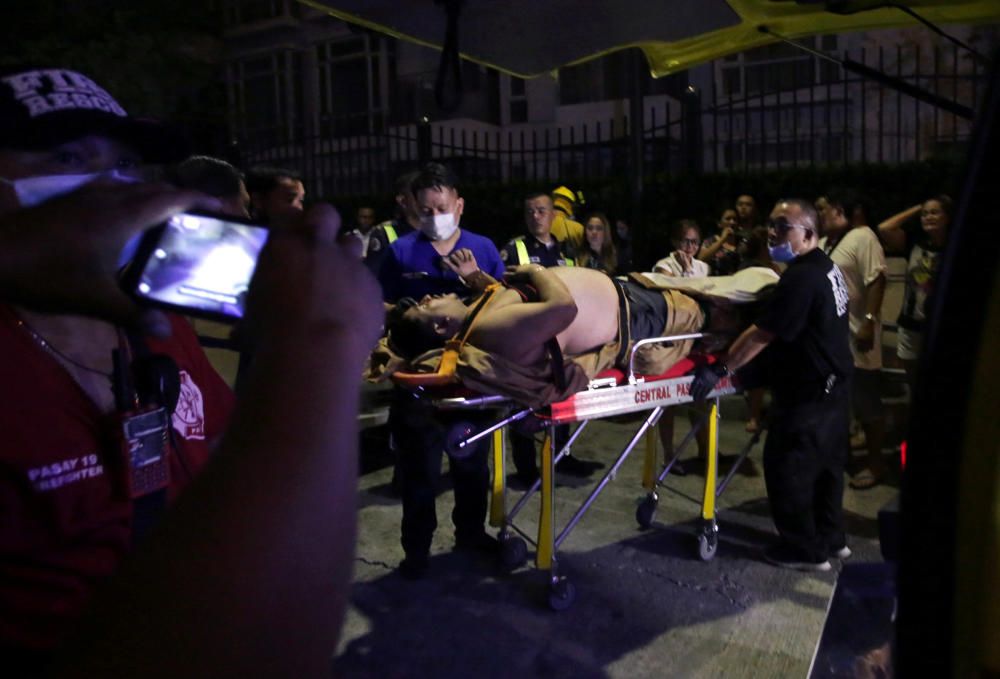 Un hombre es trasladado al hospital después del tiroteo en un hotel de lujo en Manila. REUTERS.