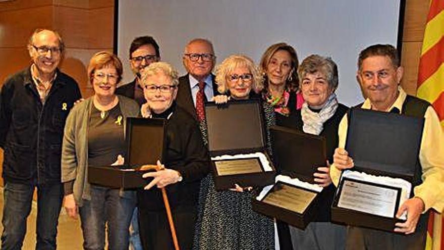 Tercera per l&#039;esquerra, Maria Josefa Tarrés, de 91 anys, en l&#039;acte d&#039;homenatge amb familiars d&#039;altres exalumnes de la Colònia Escolar de Berga amb l&#039;organitzador de l&#039;acte d&#039;ahir al Pavelló de Suècia