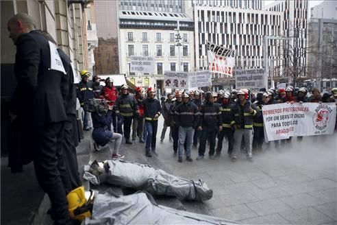 Concentración de bomberos en Zaragoza