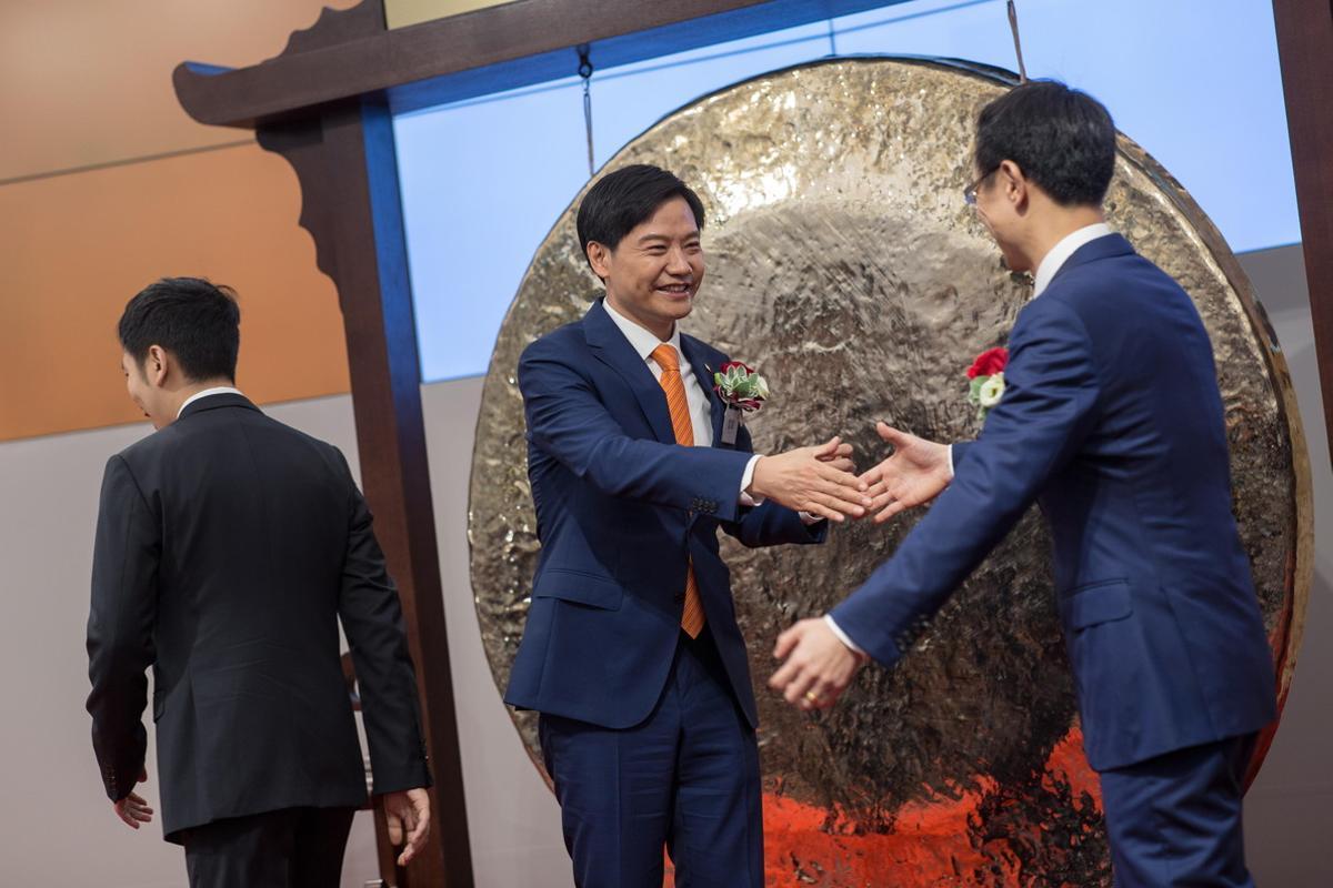 HONG KONG XIAOMI IPO-05. Hong Kong (China), 09/07/2018.- Xiaomi Corp. founder, Chairman and Chief Executive Officer Lei Jun (C) greets guests during the company’s trading debut on the Hong Kong Exchange and Clearings in Hong Kong, China, 09 July 2018. Chinese smartphone maker and electronics company Xiaomi Corp started trading in Hong Kong after a US$3.1 billion IPO. EFE/EPA/STR