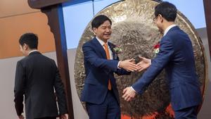 HONG KONG XIAOMI IPO-05. Hong Kong (China), 09/07/2018.- Xiaomi Corp. founder, Chairman and Chief Executive Officer Lei Jun (C) greets guests during the company’s trading debut on the Hong Kong Exchange and Clearings in Hong Kong, China, 09 July 2018. Chinese smartphone maker and electronics company Xiaomi Corp started trading in Hong Kong after a US$3.1 billion IPO. EFE/EPA/STR