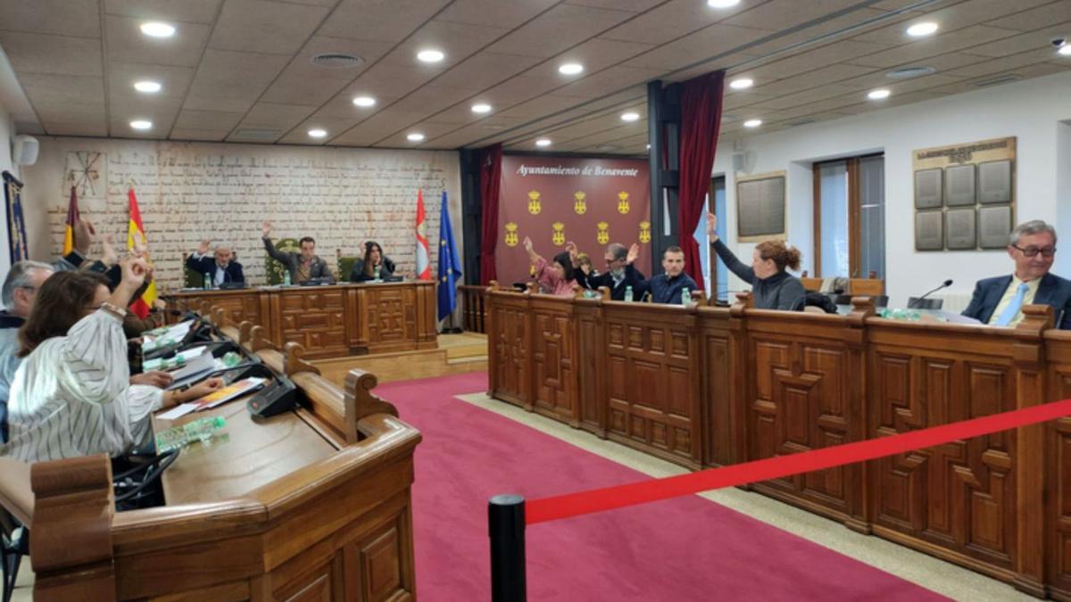 Pleno municipal celebrado ayer en Benavente, durante la votación de la modificación del catálogo de puestos. | E. P.