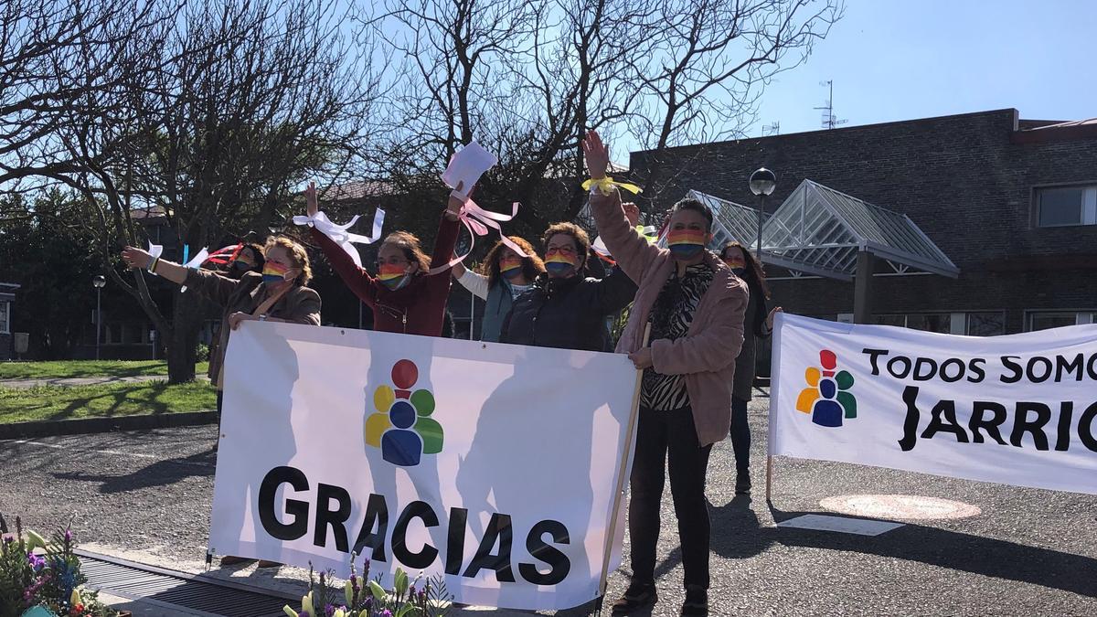 Responsables de &quot;Todos somos Jarrio&quot;, ante el hospital, en la última movilización del colectivo