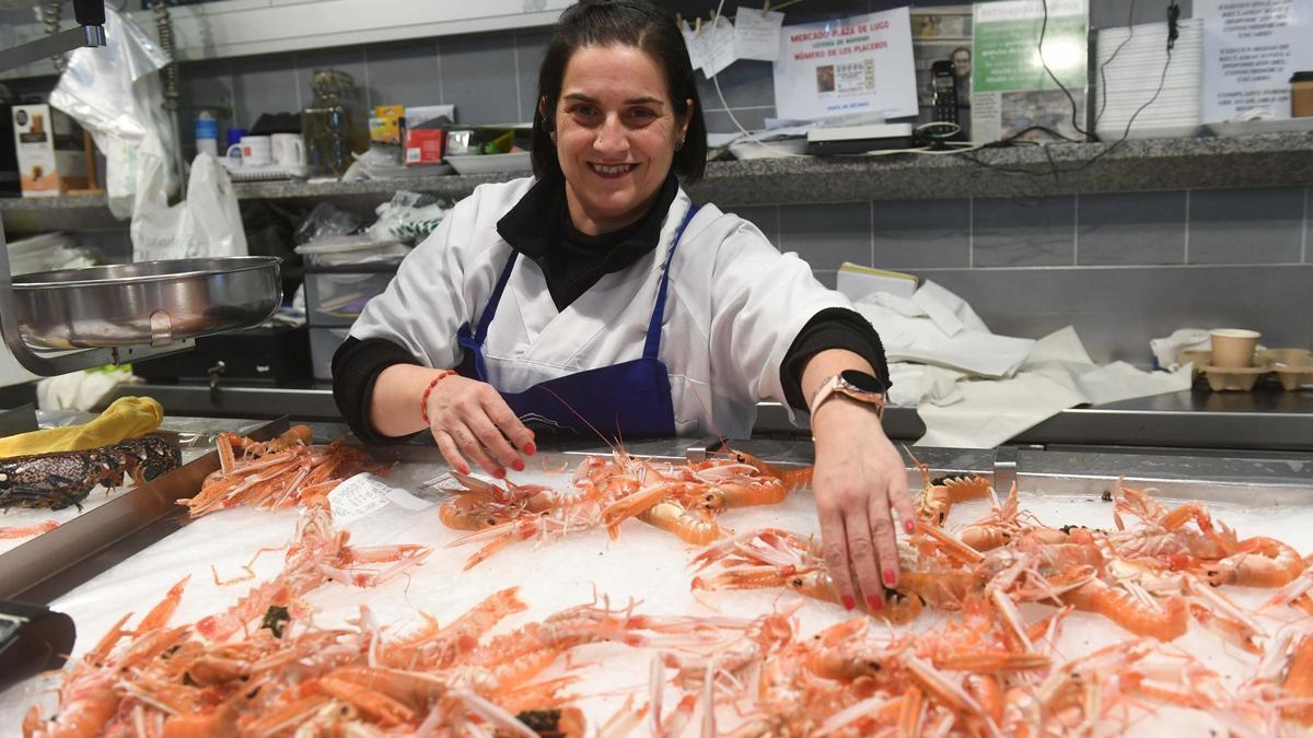 Paula posa con las cigalas que le quedan en su puesto de la plaza de Lugo.