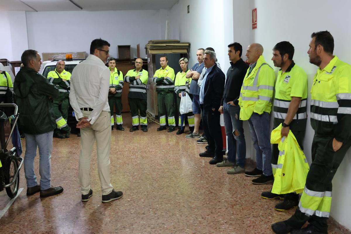 Un momento de la reunión con los trabajadores de la limpieza.