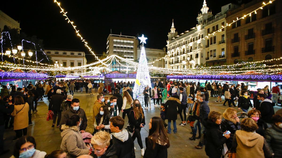 Ambiente navideño en la plaza de las Tendillas.