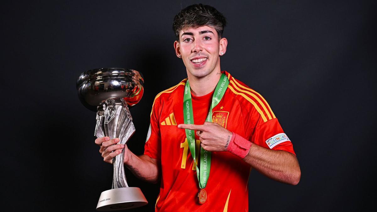 Dani Rodríguez con el título de campeón de Europa sub19 conseguido con la Selección