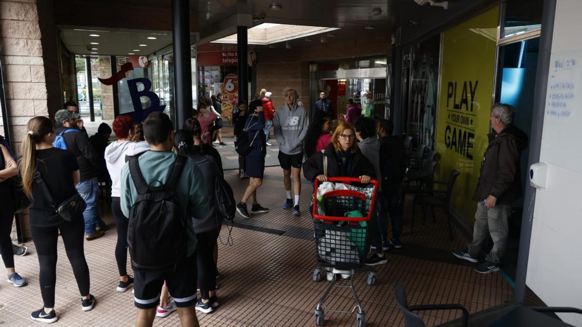 Clientes a las puertas del centro comercial.