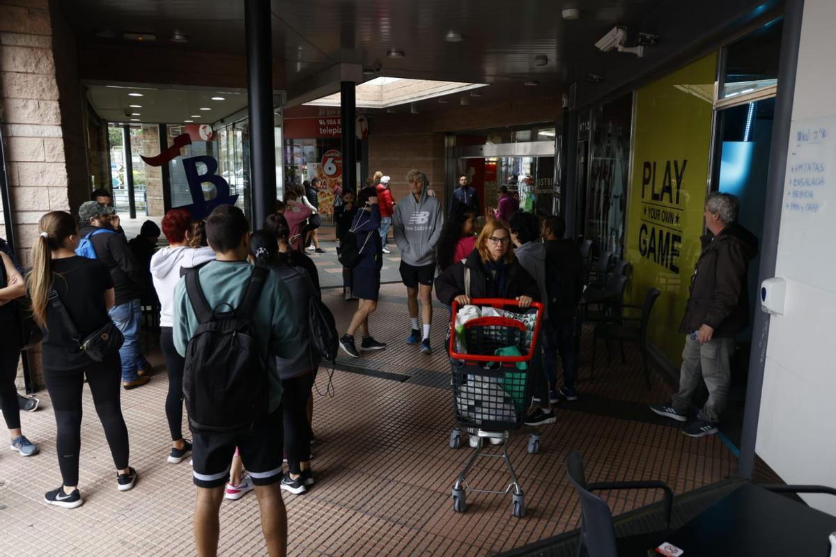 Clientes a las puertas del centro comercial.