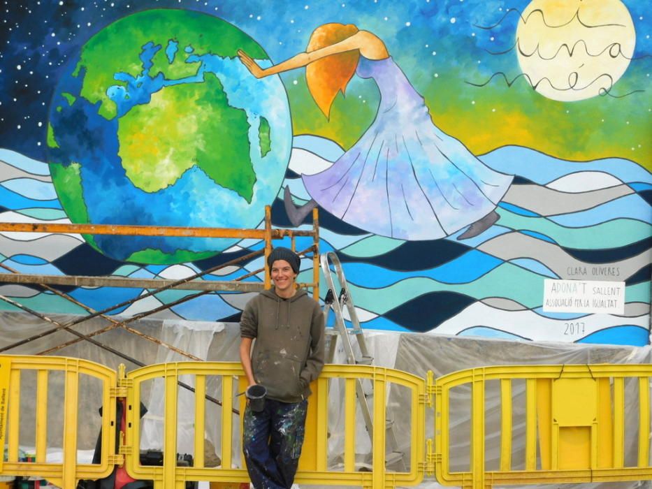 L'associació ADONA'T de Sallent pinta un mural