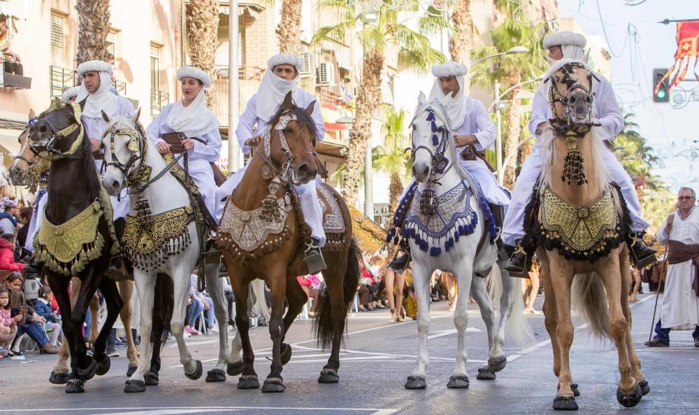 Las diez comparsas del bando de la media luna desplegaron sus armas en la Entrada que reunió a miles de espectadores en la calle Alicante y Ancha de Castelar.