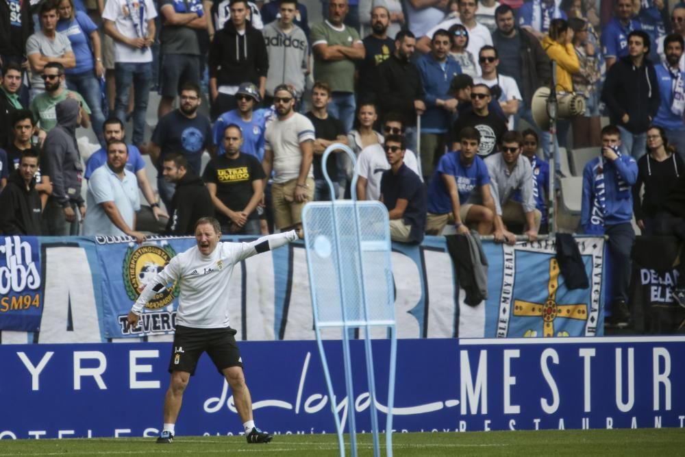 2.500 aficionados del Oviedo apoyan al equipo antes del derbi