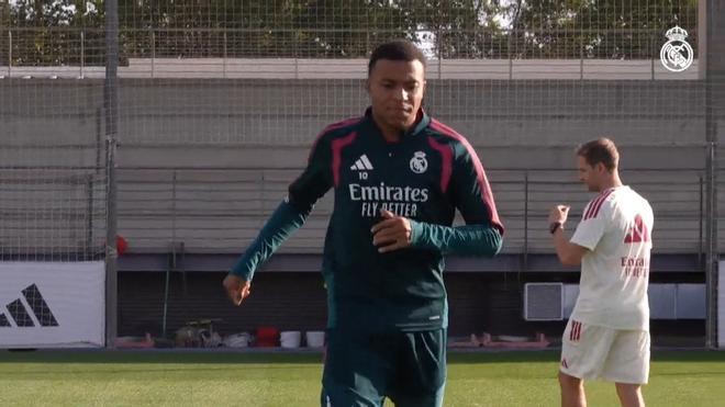 Viaje exprés de Mbappé a París en plena polémica