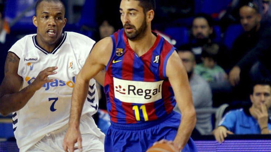 Juan Carlos Navarro (d), del Regal F.C.Barcelona, controla el balón ante Tyrone Ellis (i), del Cajasol, durante el partido correspondiente a la sexta jornada de la liga ACB disputado hoy en el Palau Blaugrana.