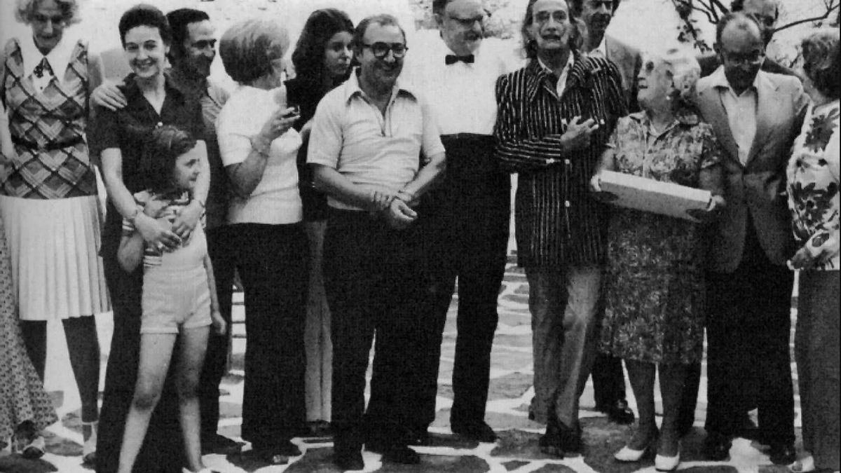 Joan Oró, al centre, al costat d’Aleksandr Oparin (amb camisa blanca i corbatí), durant la visita que un grup de científics van fer a Salvador Dalí a Portlligat el 1975.