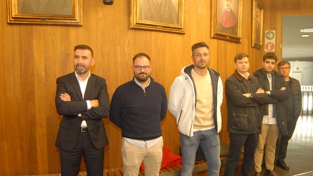 Guillermo Fernández (segundo por la derecha) durante la recepción municipal al CD Lalín.