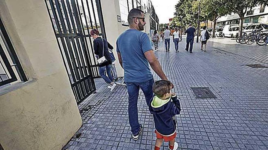 Un padre acompaÃ±a a su hijo al colegio en Son Gotleu.