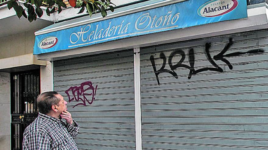 Un hombre pasa junto a la heladería donde se halló el cadáver.