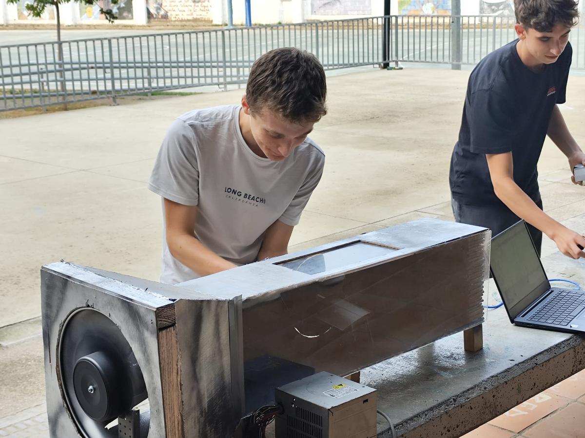 Ekain i Marc  amb el túnel de vent que han construït.