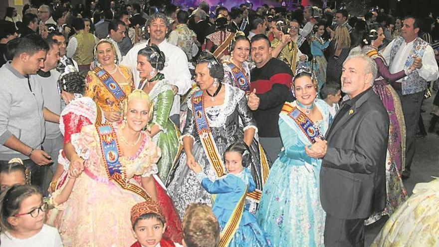 El mundo fallero de Burriana agasaja a sus reinas con el tradicional baile