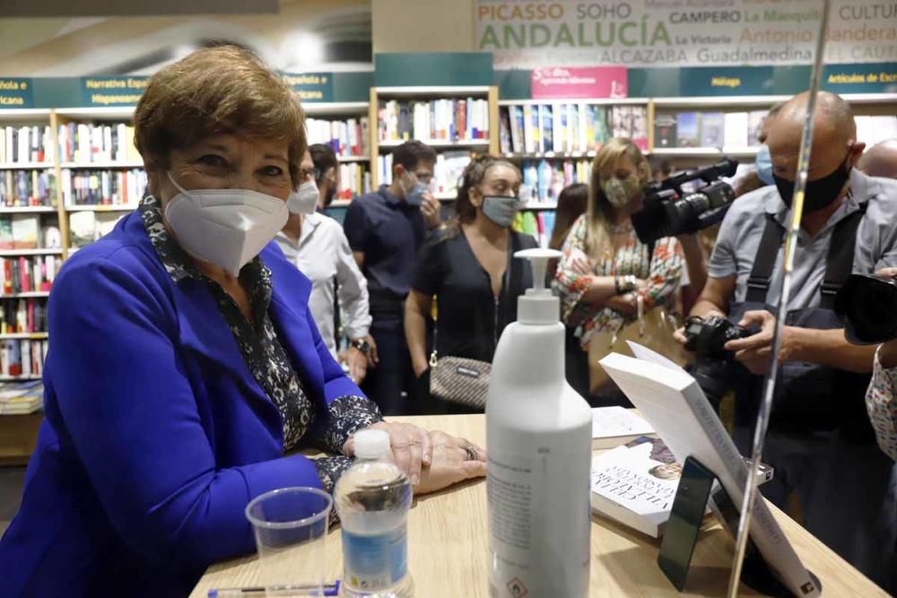 Celia Villalobos firma en Málaga ejemplares de su libro 'La política apasionada'