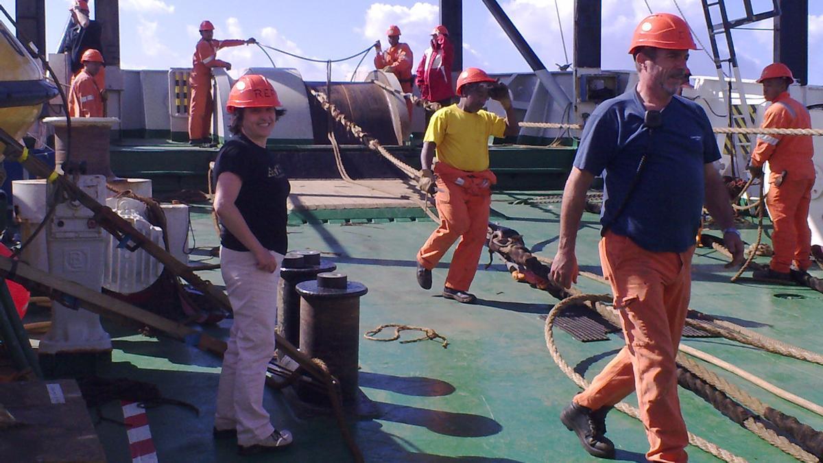 La cablera es una mujer que se dedica a arreglar los cables submarinos de telecomunicaciones.