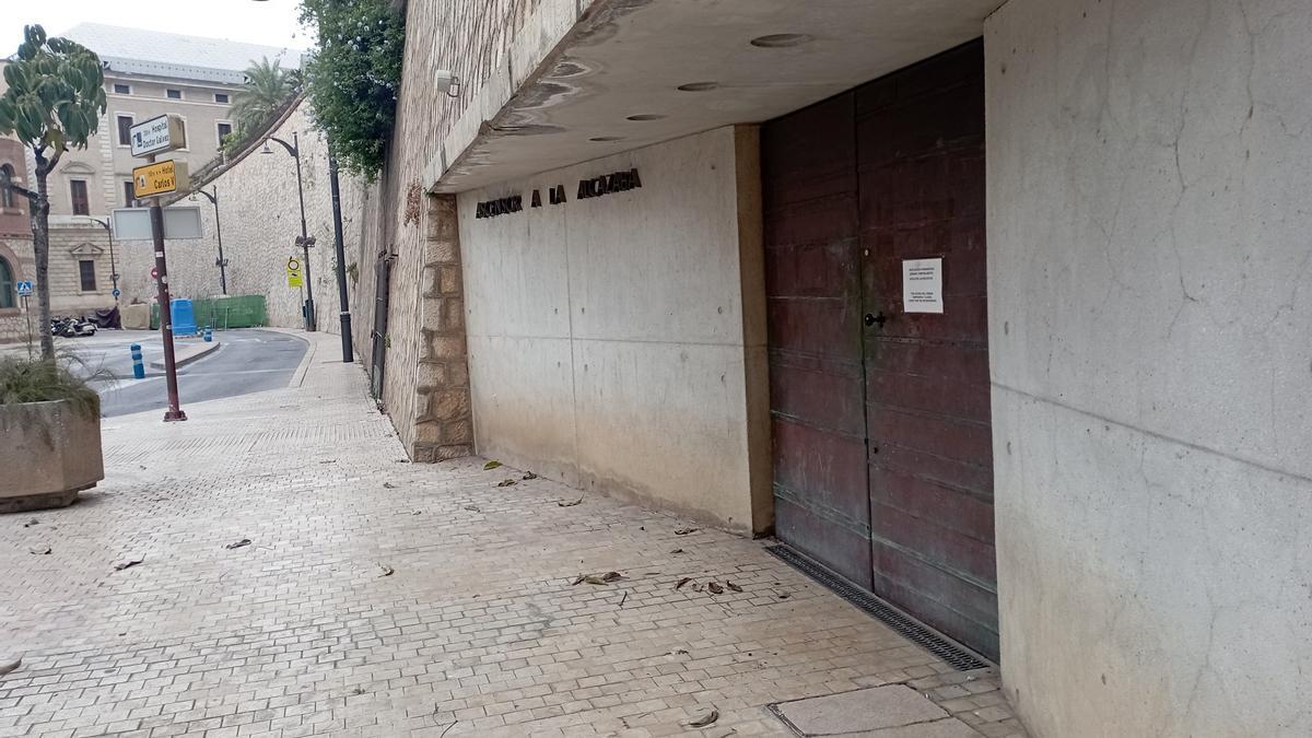 El ascensor de la Alcazaba esta semana, con su ya clásico cartel de cierre temporal. Está previsto que reabra a primeros de este mes, informa el Ayuntamiento.