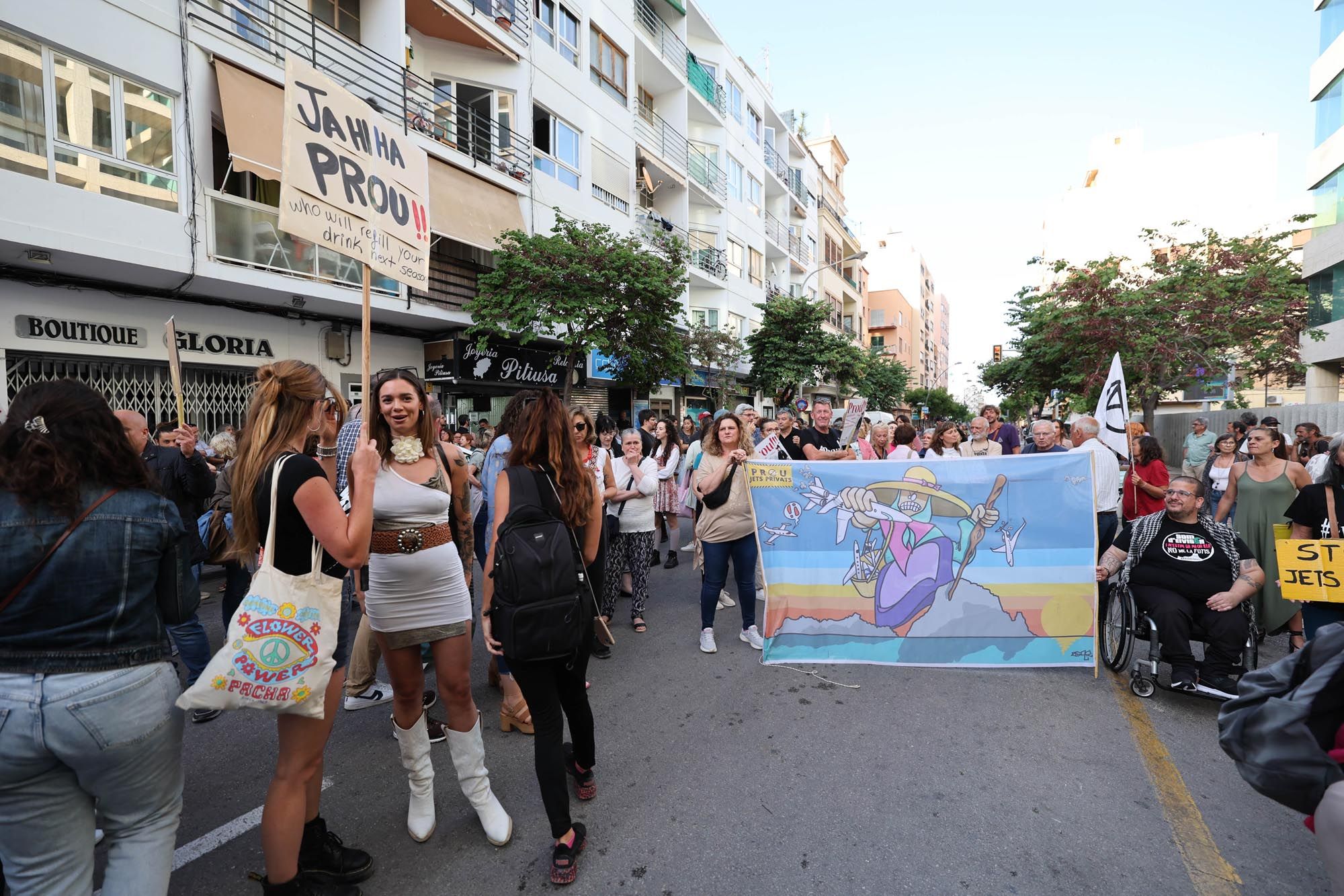 La protesta contra la masificación turística en Ibiza, en imágenes