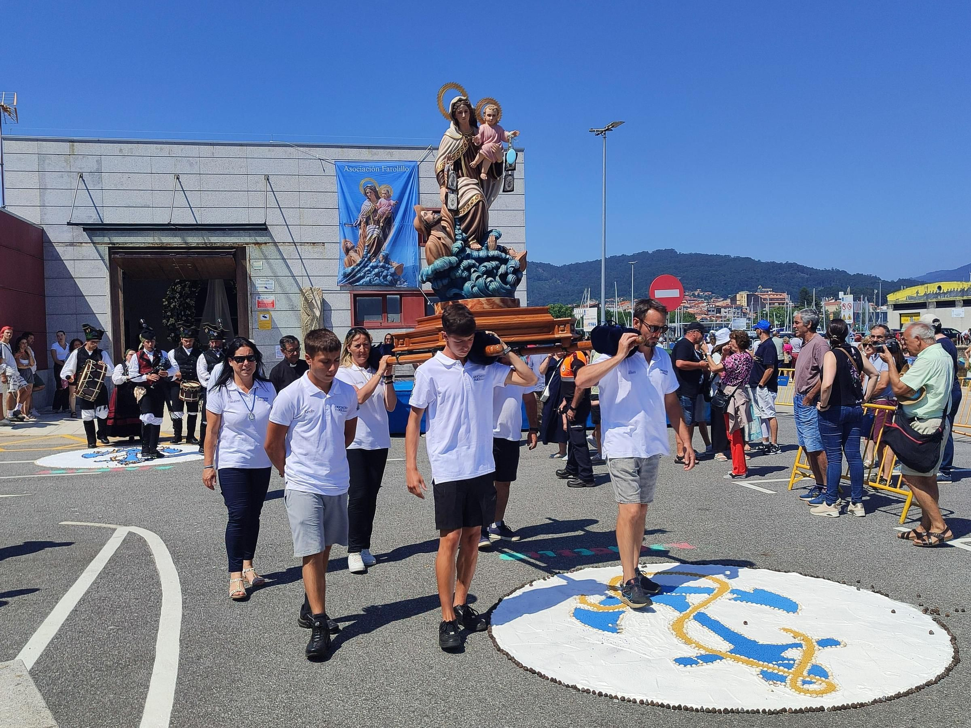 Cangas se hace a la mar por su Virgen del Carmen