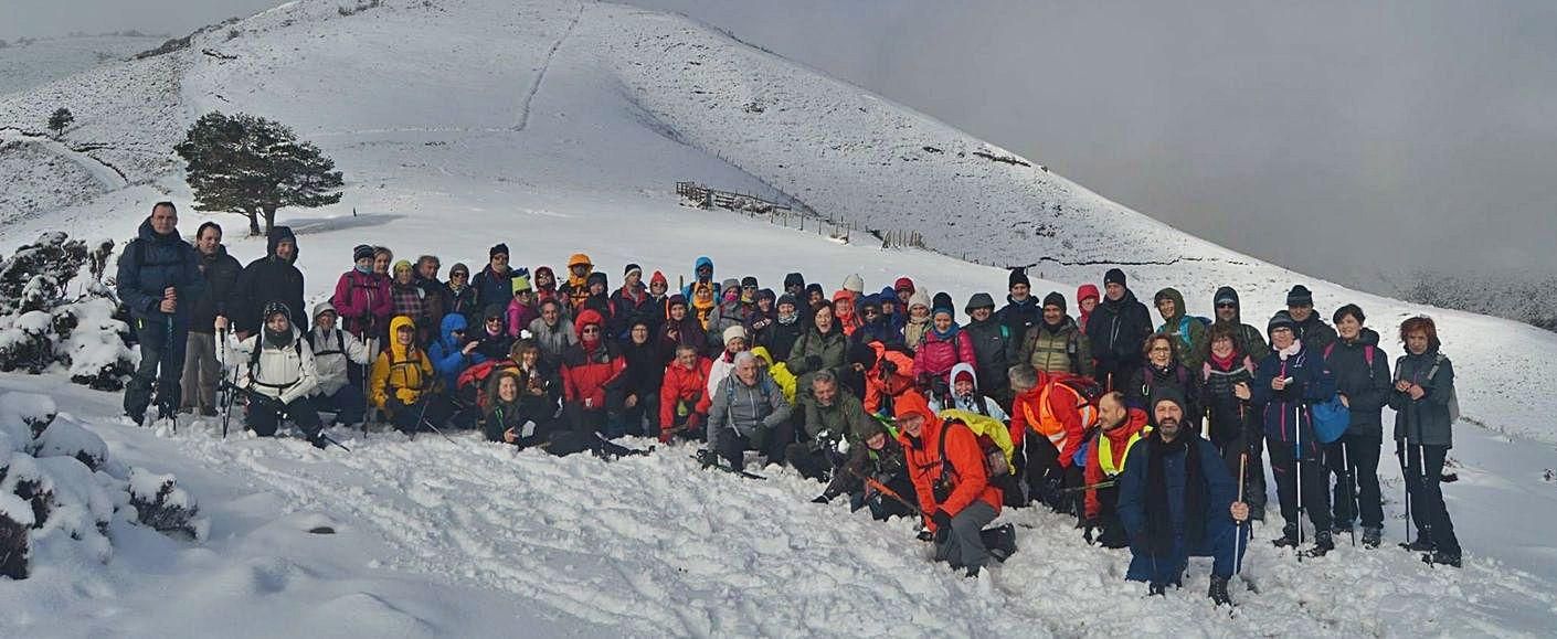 El grupo de Amigos del Camino, en el puerto del Palo. | A. I.