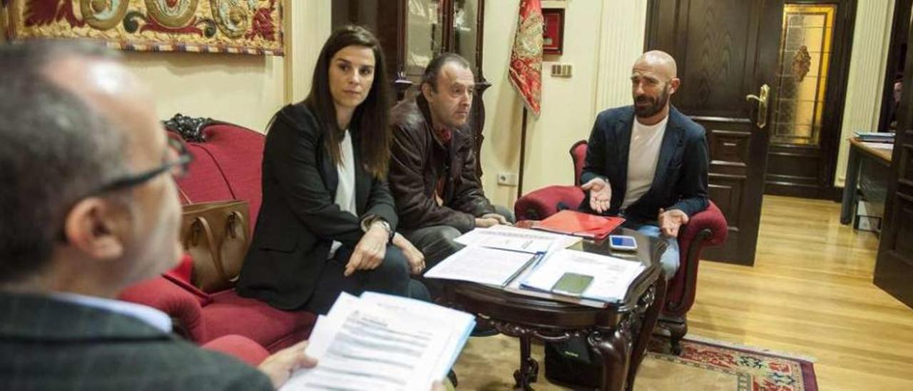 El alcalde (i.), escuchando ayer las explicaciones de los delegados sindicales y un funcionario. // Brais Lorenzo