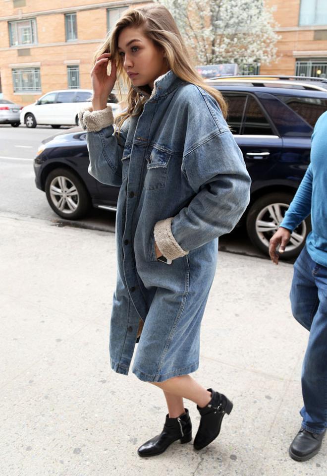 Gigi Hadid falla con su cazadora denim