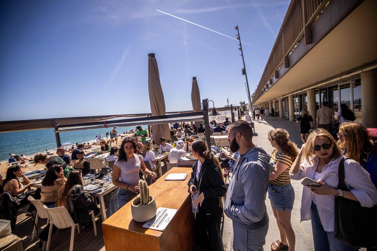 Ambiente de verano en las playas de Barcelona por Semana Santa