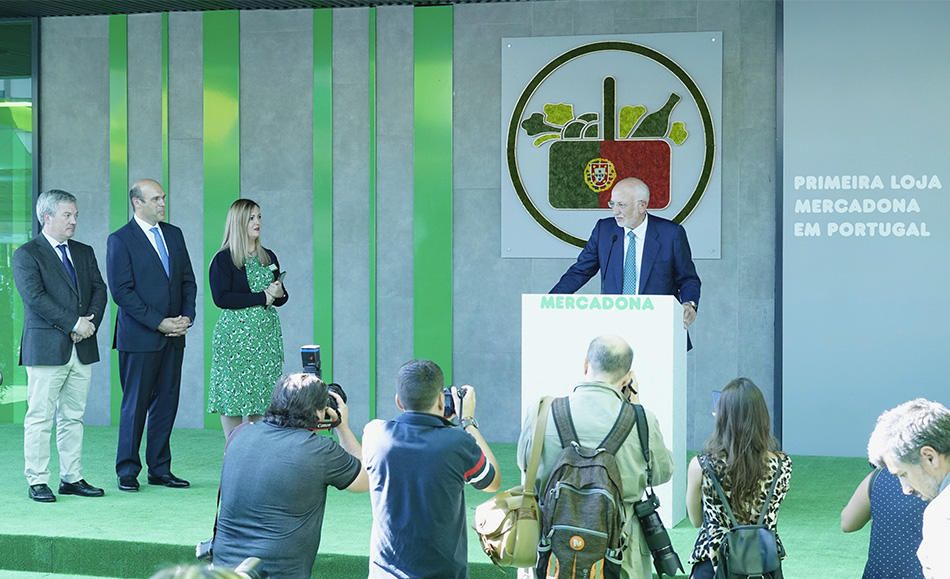 Inauguración del primer supermercado de Mercadona en Portugal.