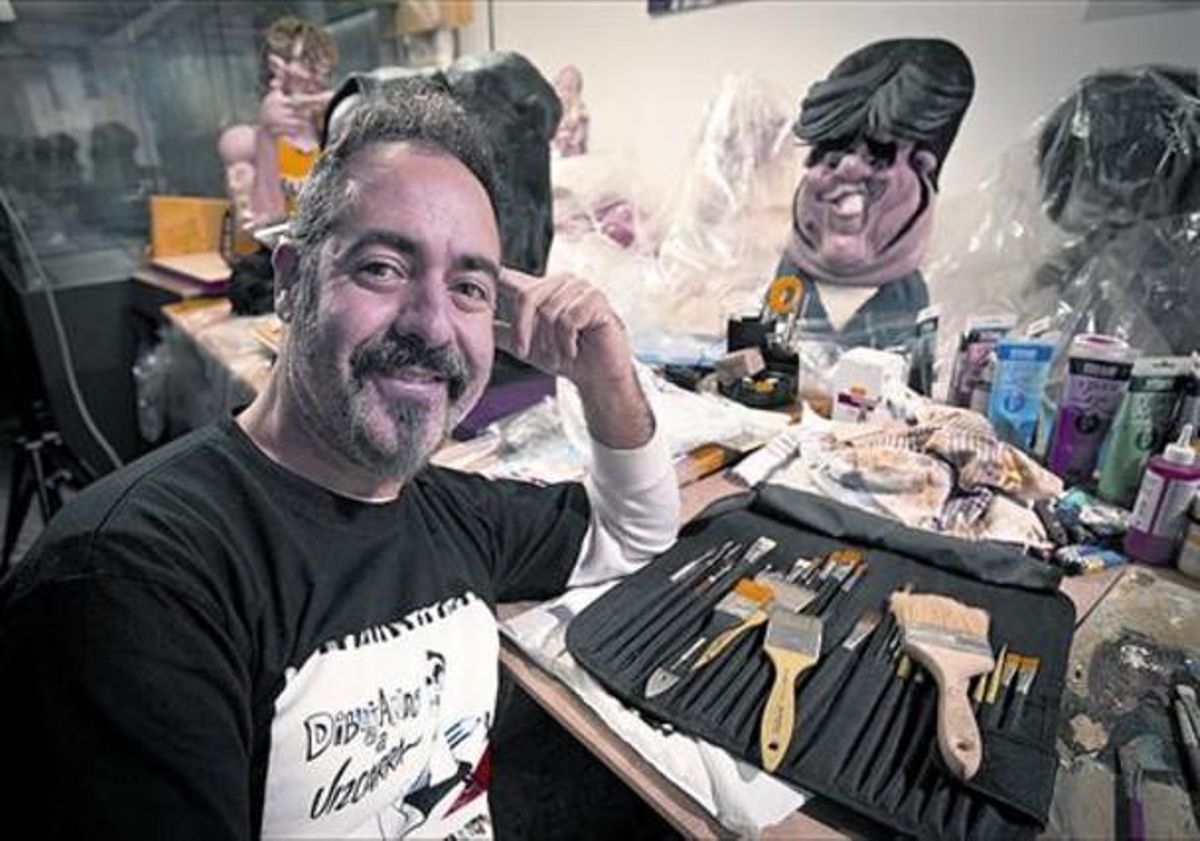 Humor amb pinzells 8 Joan Vizcarra, a l’estudi on modela els seus dibuixos caricaturescos. Humor amb pinzells 8 Joan Vizcarra, a l’estudi on modela els seus dibuixos caricaturescos.