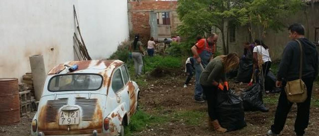 Refugios de gatos en solares de San Blas y Carolinas