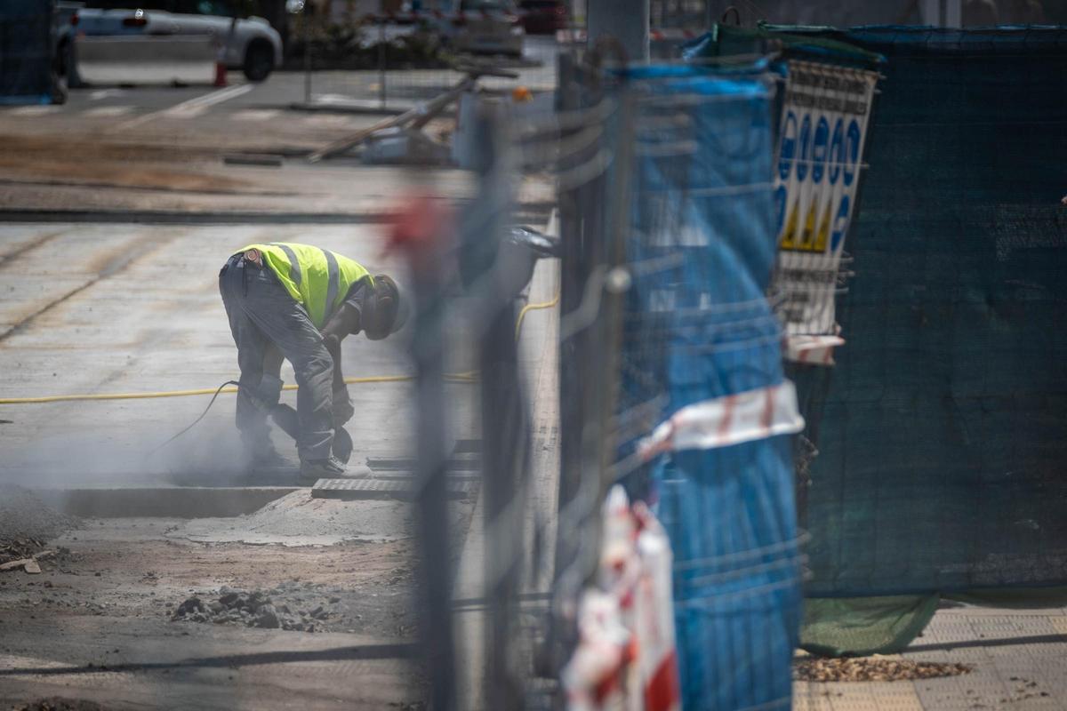 Un operario trabaja en una obra pública del Archipiélago.