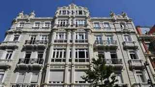 La casa Viturro, en la plaza de Lugo, ya permite ver al completo su remodelación