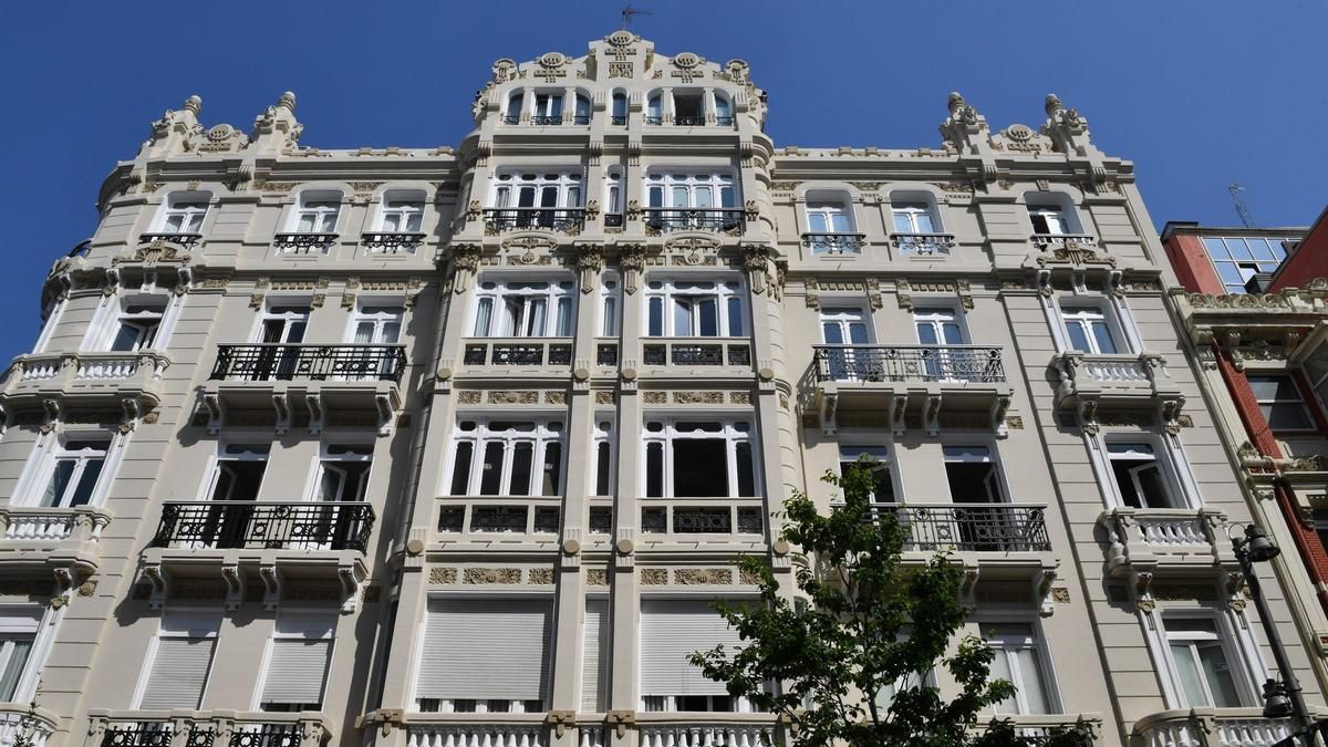 La casa Viturro descubre por completo su fachada en la plaza de Lugo