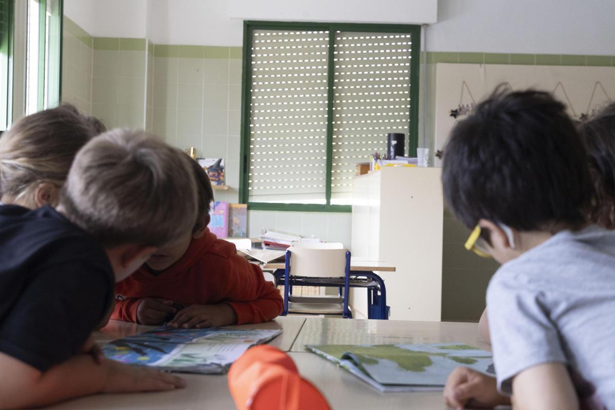 Una clase con la persiana rota desde principio de curso en un centro educativo de Alicante