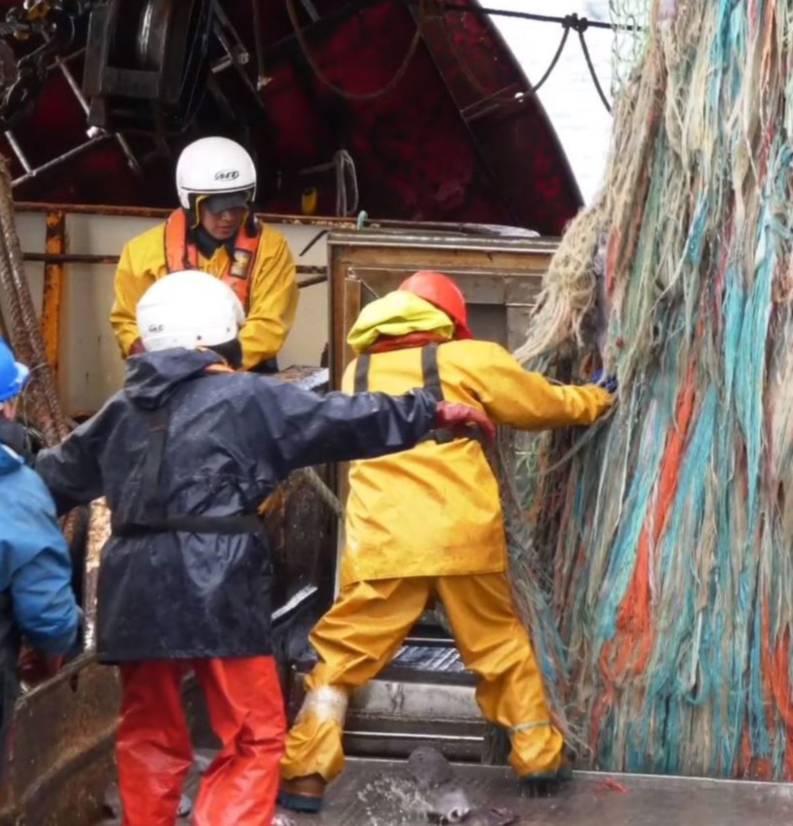 Trabajo en cubierta en el “Villa de Pitanxo”, en una marea anterior. / FDV