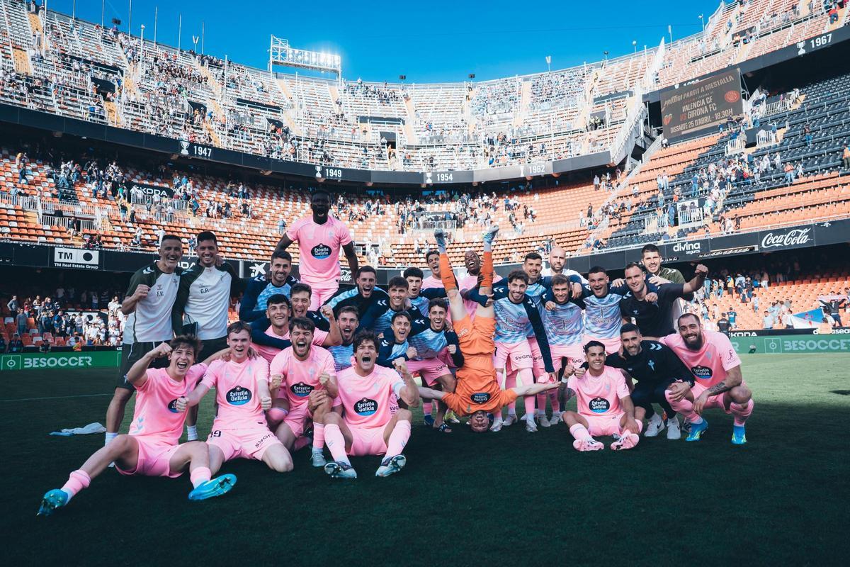 Los jugadores del Celta celebran su victoria en Valencia.
