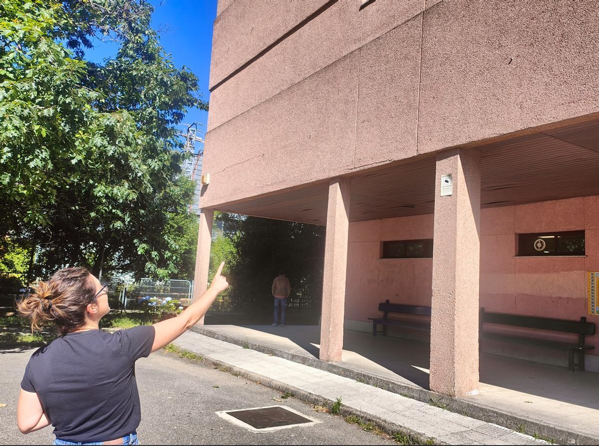 Mostrando las grietas de la fachada de la entrada principal del instituto.
