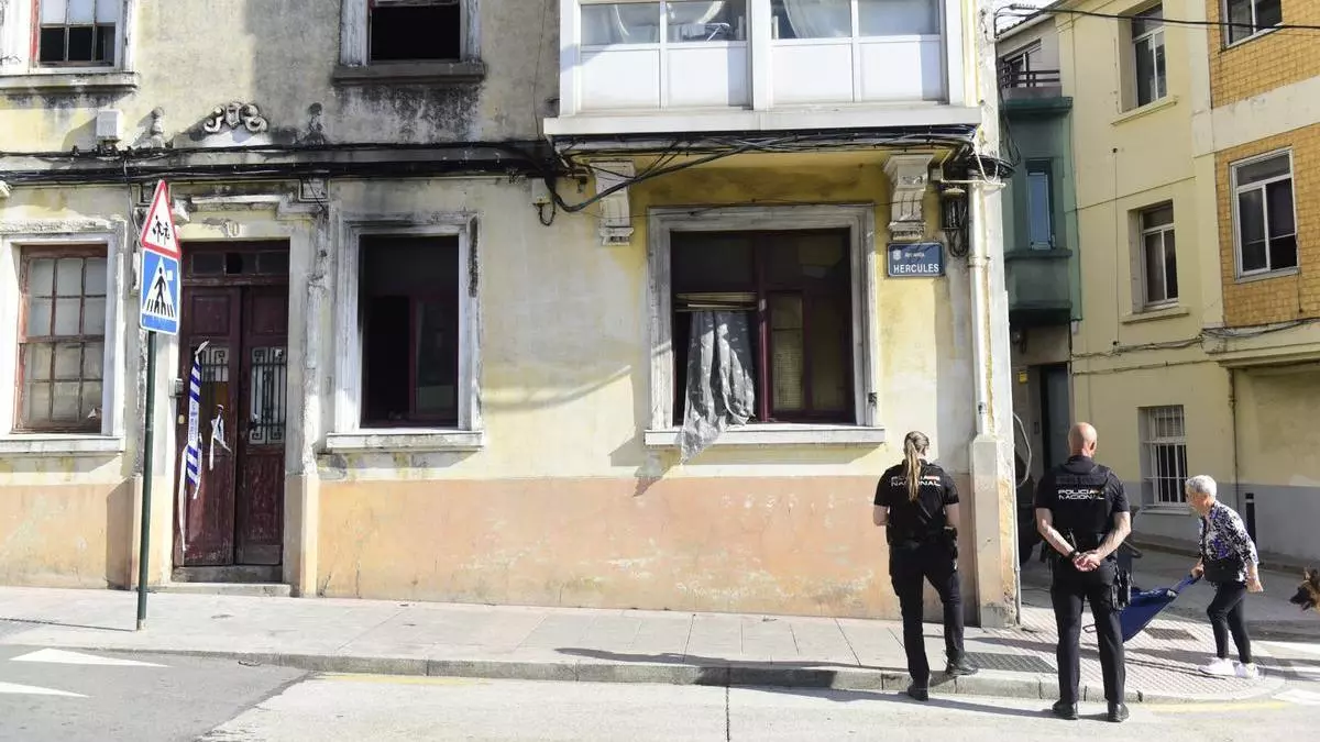 La Policía custodia el edificio incendiado esta madrugada en avenida de Hércules mientras los técnicos comprueban su estado