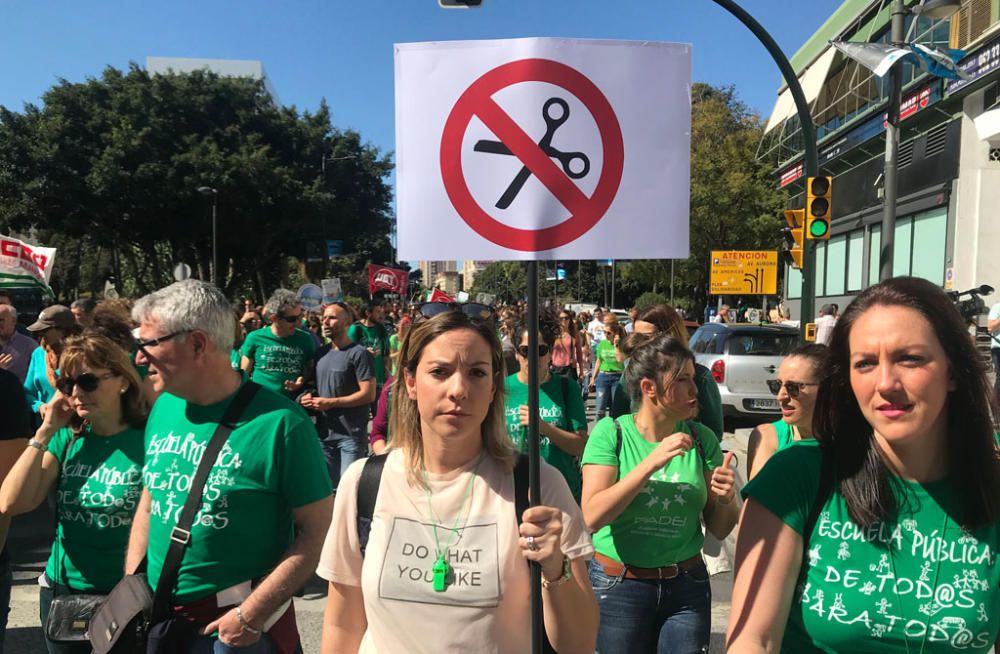 Al son de tambores, silbatos y una singular gaita, los congregantes han caminado juntos por las calles del centro de la ciudad por una causa común, la defensa de la educación