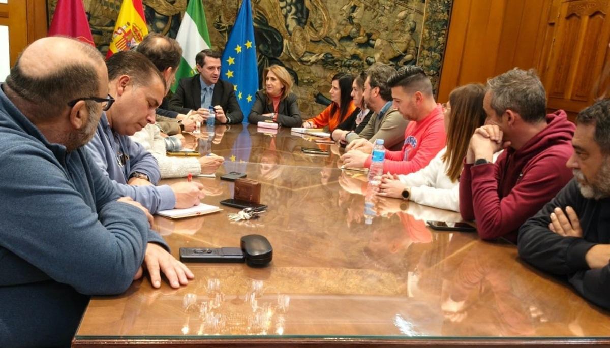 El alcalde de Córdoba, José María Bellido, y la subdelegada del Gobierno, Ana López, y la delegada de Empleo de la Junta, Mª Dolores Gálvez, en una reunión con los representantes de los trabajadores de Hitachi.
