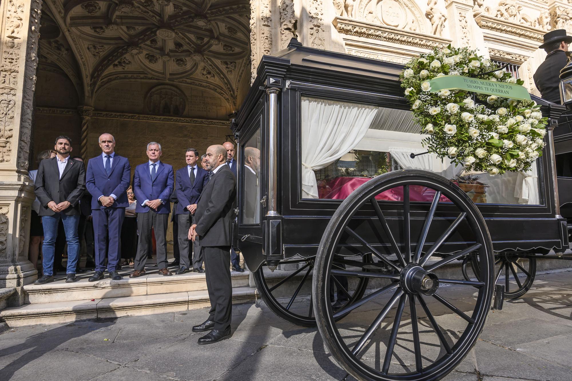 El féretro de María Jiménez es transportado en un coche de caballos a la iglesia de Santa Ana de Triana, donde se celebrará una misa